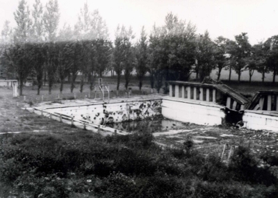 Zerstörte Badeanstalt 1945